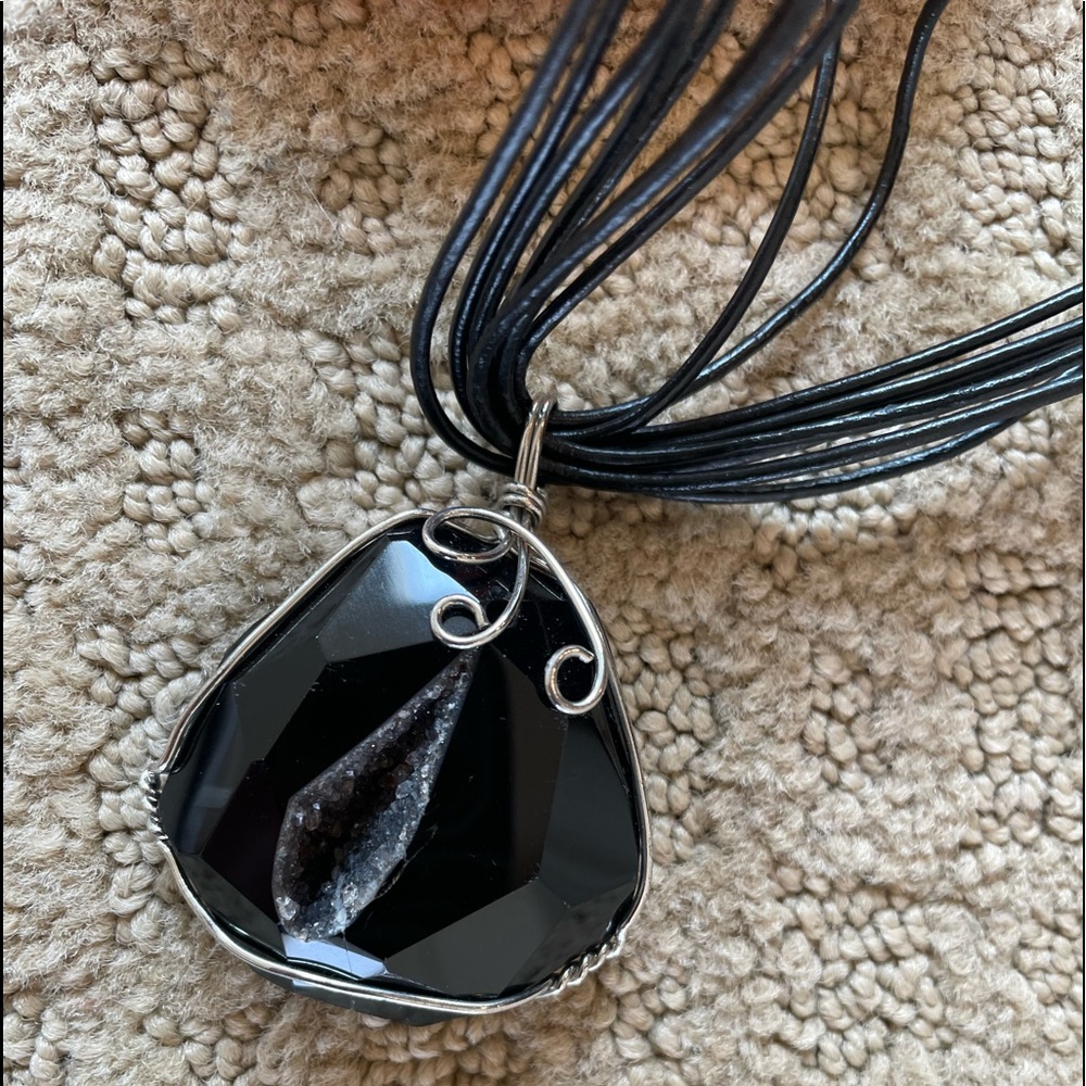Stunning Geode Necklace, MINT condition!